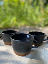 Last inn bildet i Galleri-visningsprogrammet, Sort kopp med brun stripe
