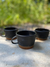 Last inn bildet i Galleri-visningsprogrammet, Sort kopp med brun stripe
