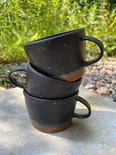 Last inn bildet i Galleri-visningsprogrammet, Sort kopp med brun stripe
